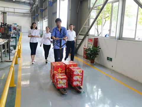 sunbet集团工会开展“夏日送清凉”活动