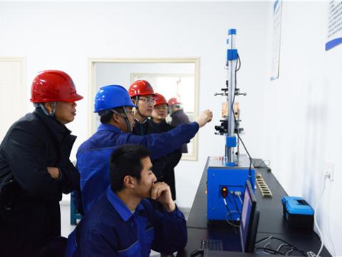 扬中市委常委孙健一行来sunbet参观“柴继涛劳模创新工作室”