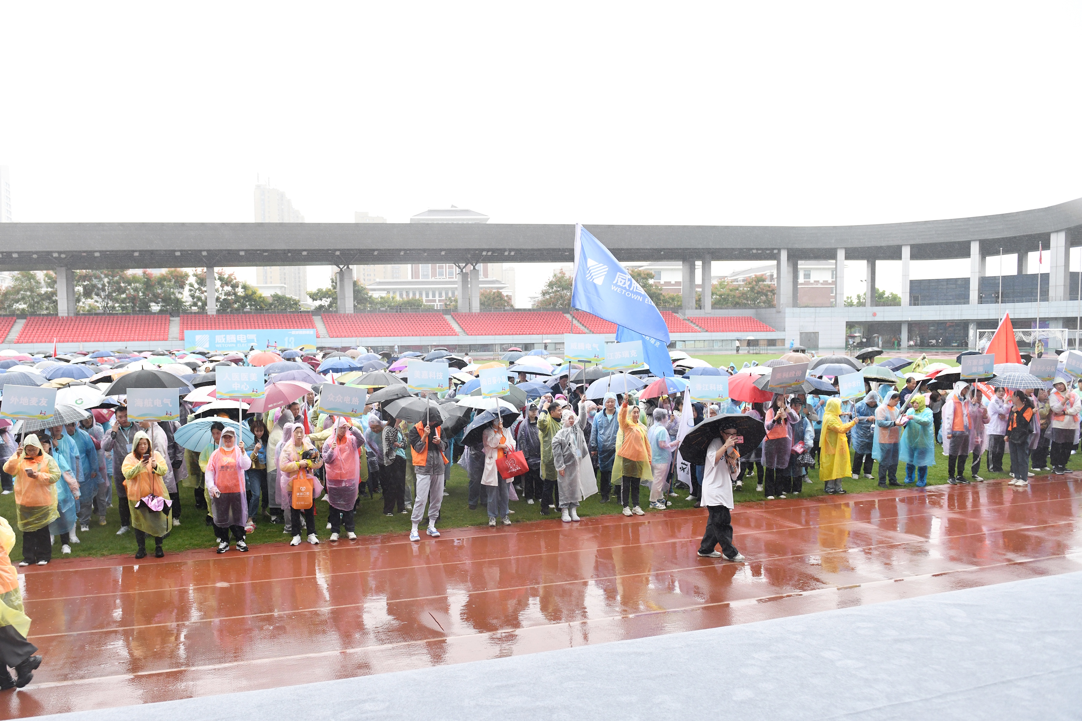 20241008113331_88192.jpg 暴走开场前合照.jpg